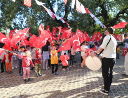 680 Yıllık Tarihi Ağacın Altında Cumhuriyet Coşkusunu Yaşadılar