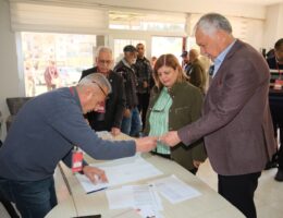 Karalar ve eşi Nuray Karalar, CHP’nin Cumhurbaşkanı adayını belirlemek için oy kullandı.