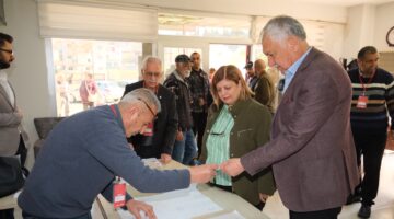 Karalar ve eşi Nuray Karalar, CHP’nin Cumhurbaşkanı adayını belirlemek için oy kullandı.