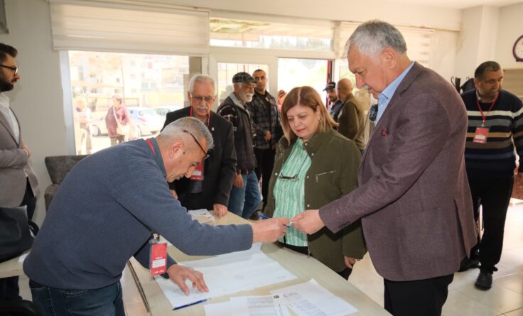 Karalar ve eşi Nuray Karalar, CHP’nin Cumhurbaşkanı adayını belirlemek için oy kullandı.